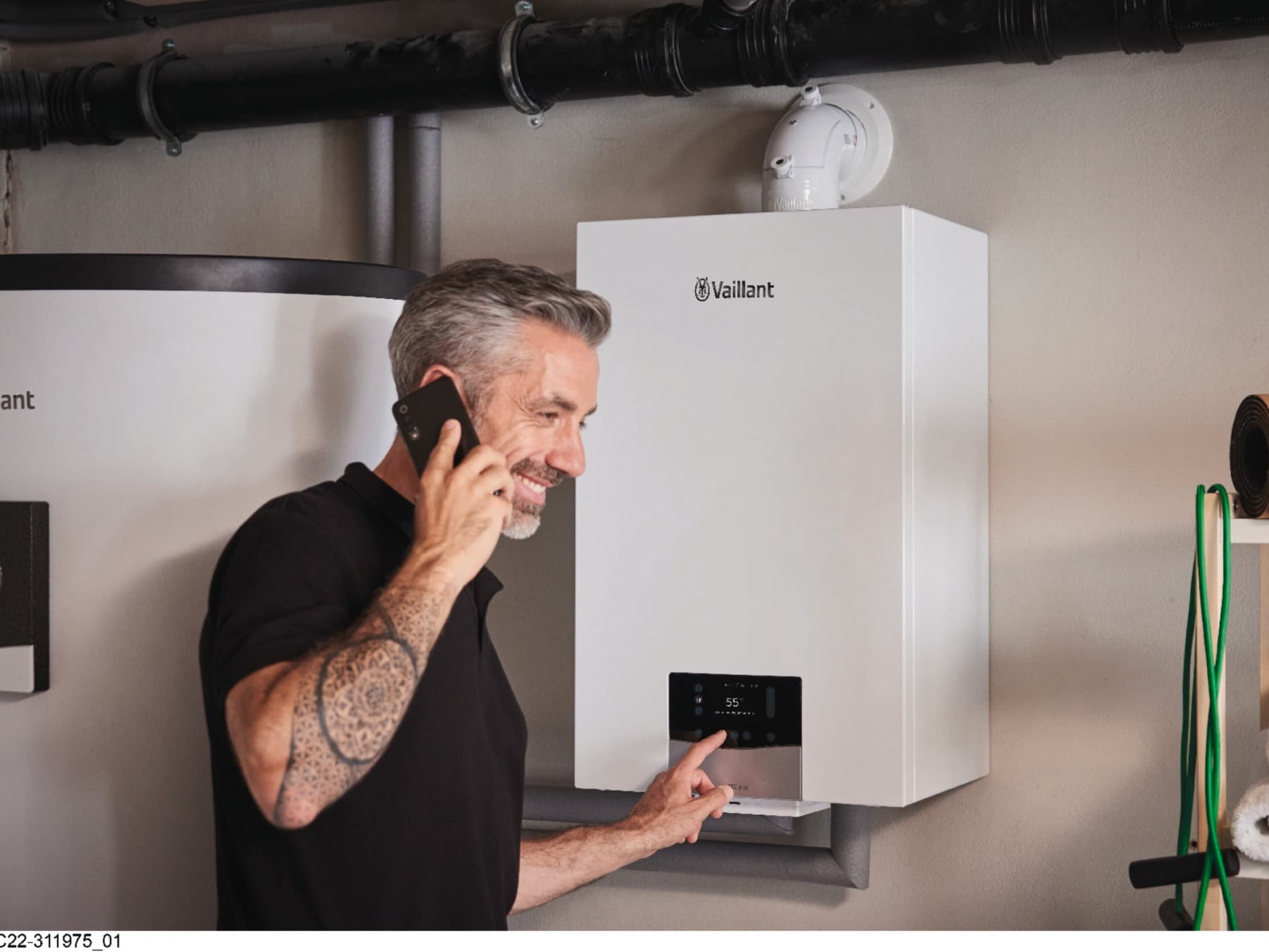 Installateur travaillant sur une chaudière pour la maintenance | Vaillant