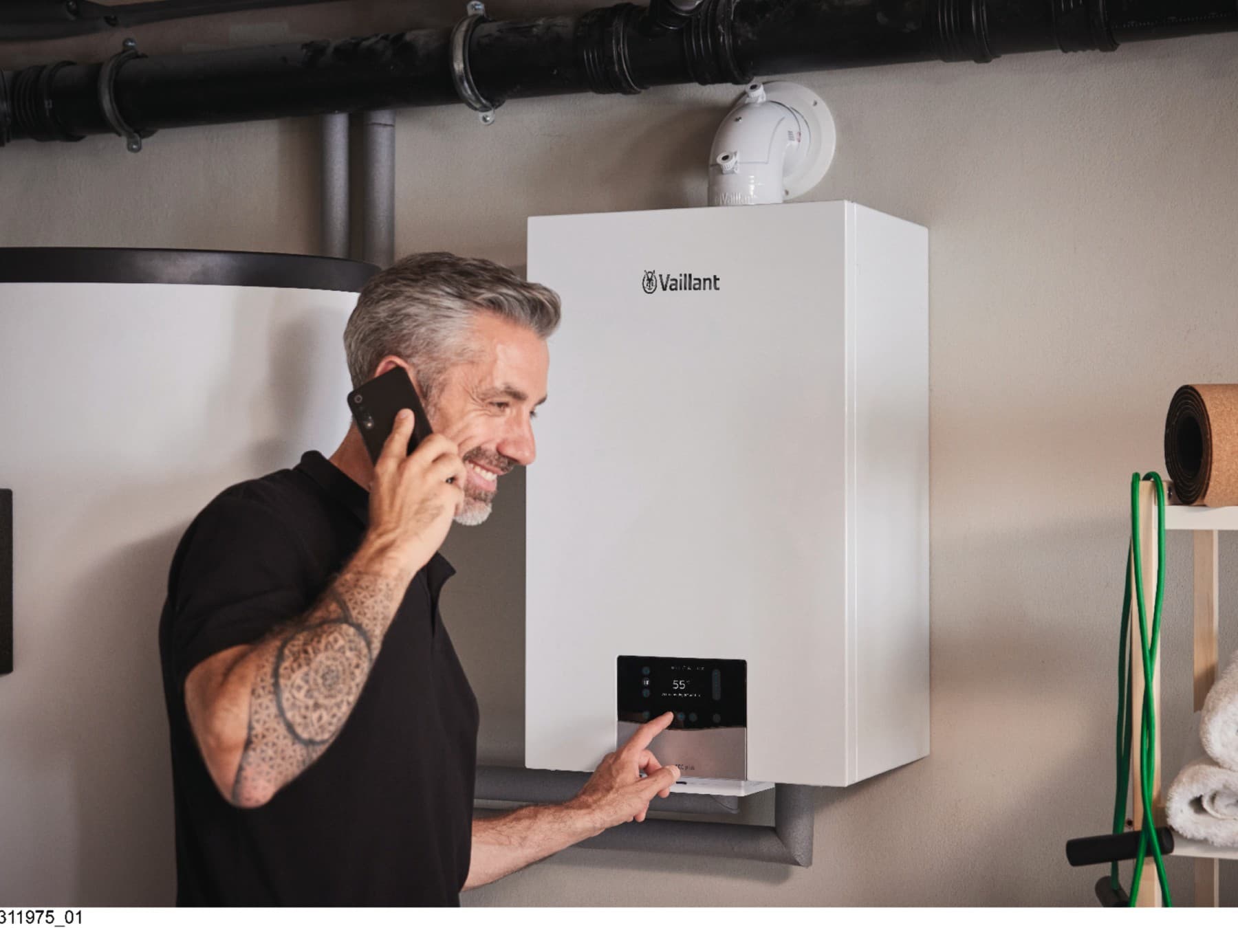 Homme modifiant les réglages d'une chaudière gaz | Vaillant