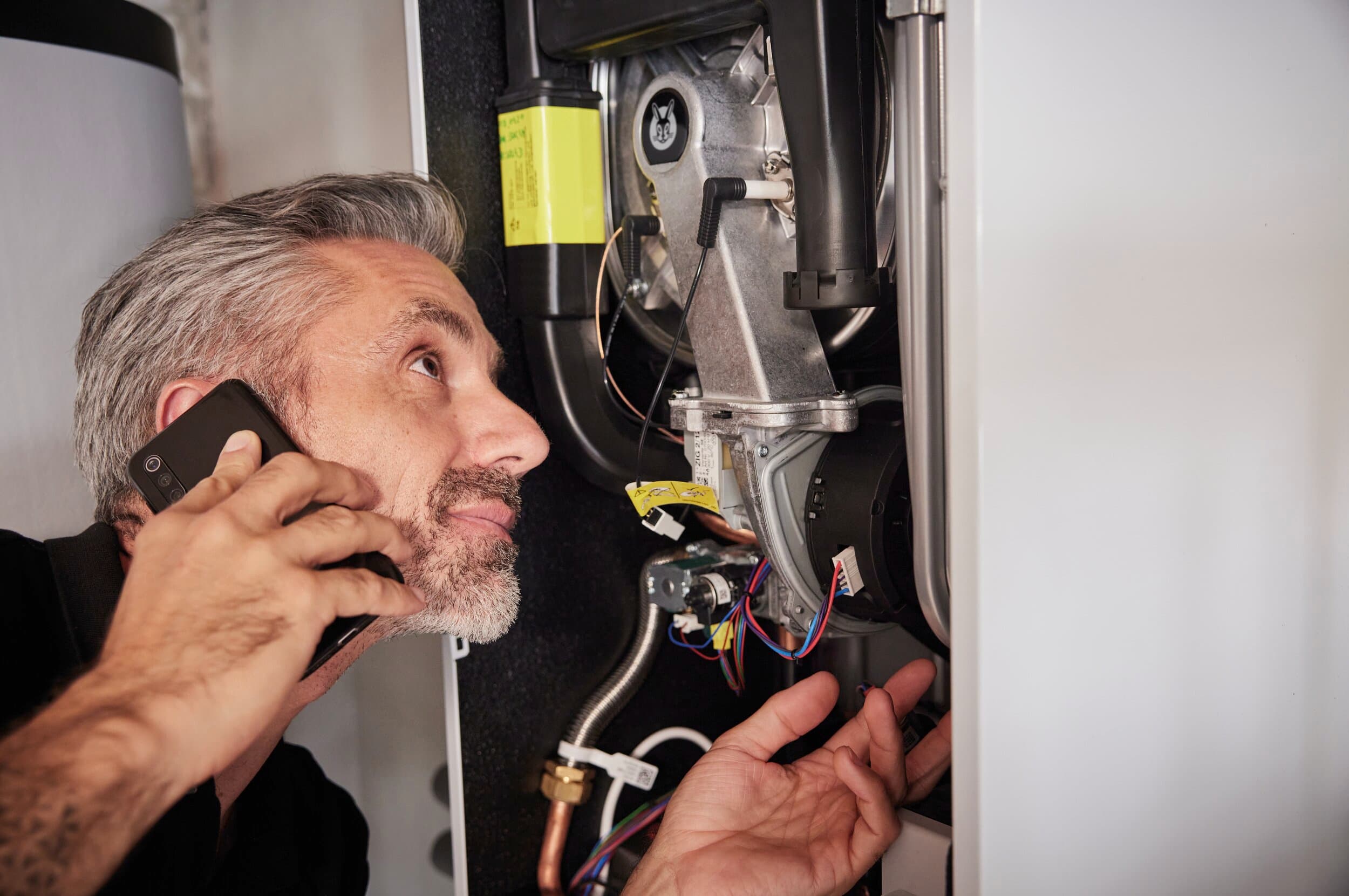 Technicien assurant la maintenance d'ecoTEC plus | Vaillant