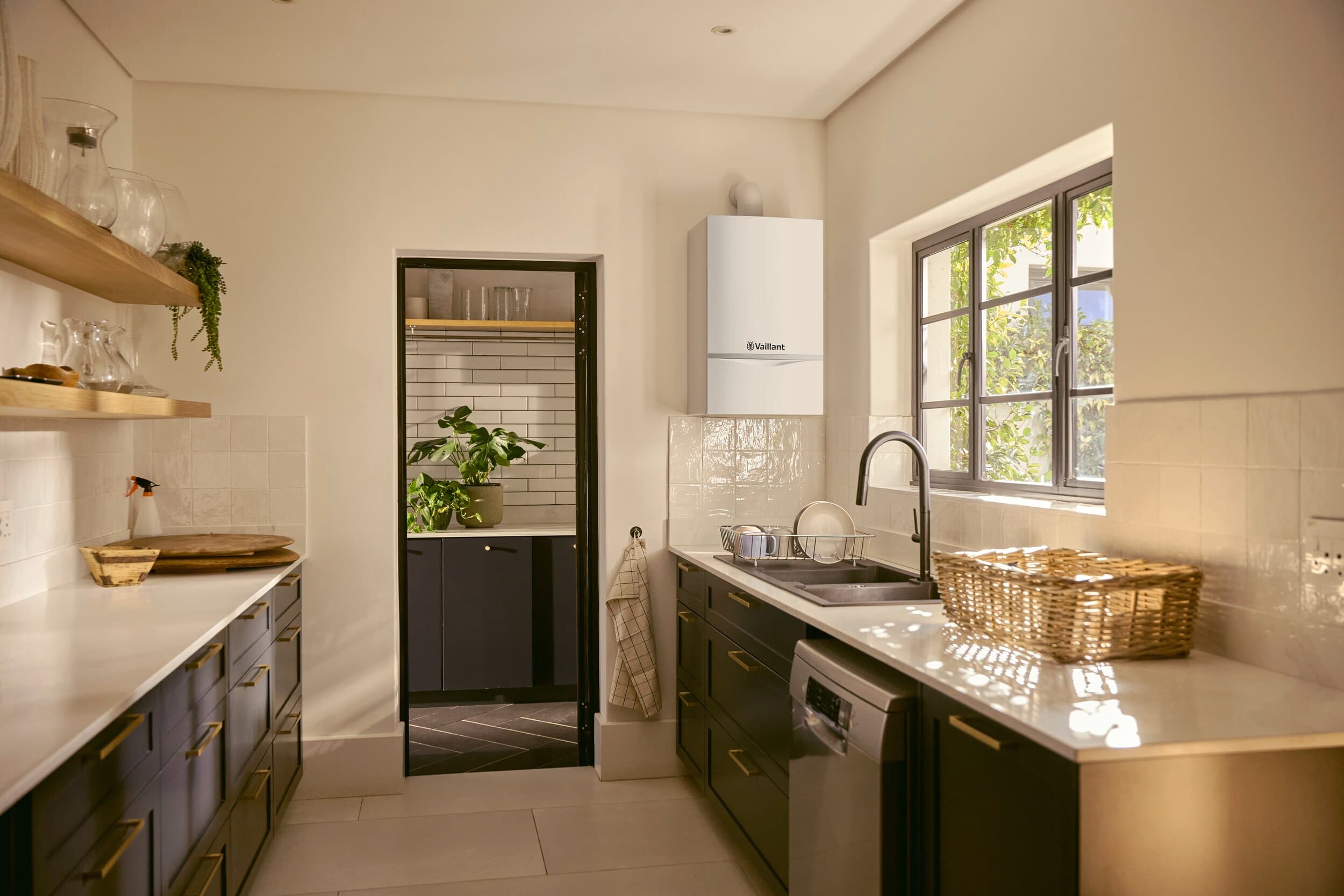 Chaudière atmoTEC plus installée dans une cuisine | Vaillant