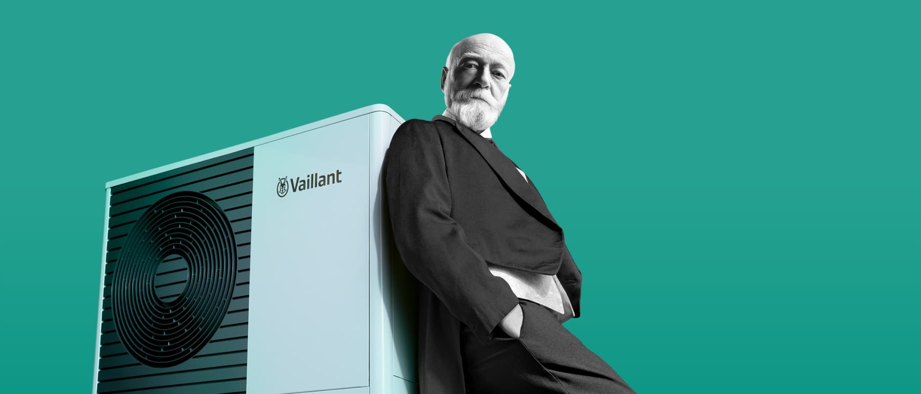 Johann Vaillant, penché devant une pompe à chaleur